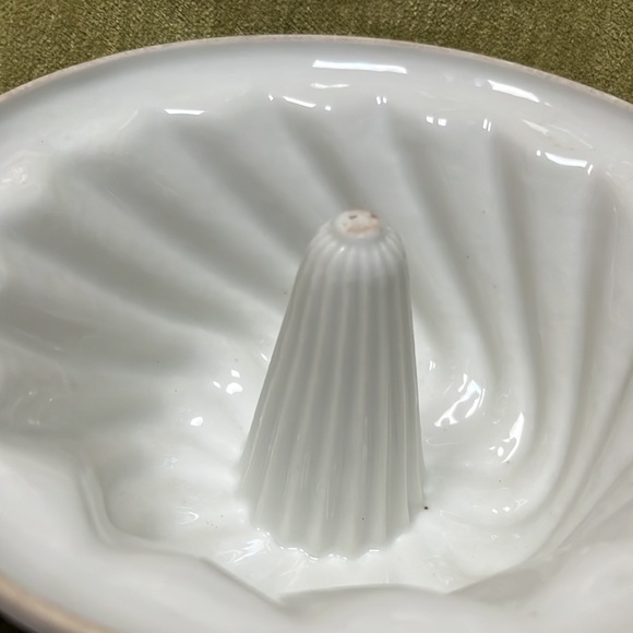 Vintage White Circular Kitchen Mold Swirl Pattern Ironstone? Amazing condition - Picture 6 of 13